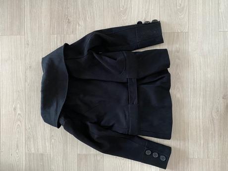 Čierny krátky kabát, 38