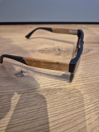 Slenčné okuliare s dreveným rámom, 
