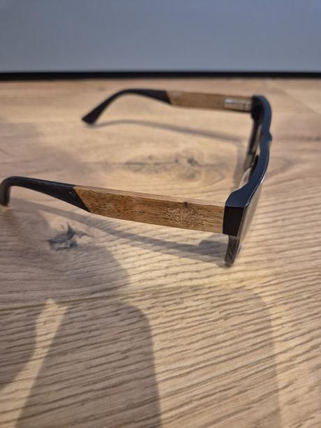 Slenčné okuliare s dreveným rámom, 