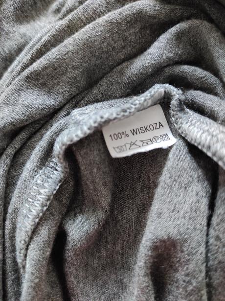 Zaujímavo strihané šaty, s