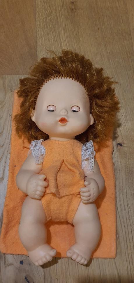 Babika babatko mrkajuca s postelnymi oblieckami., 