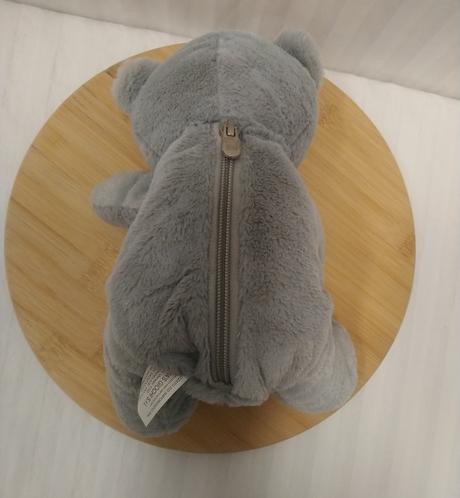 Plyšový sivý medveď s mašlou, kapsička vzadu italy, 