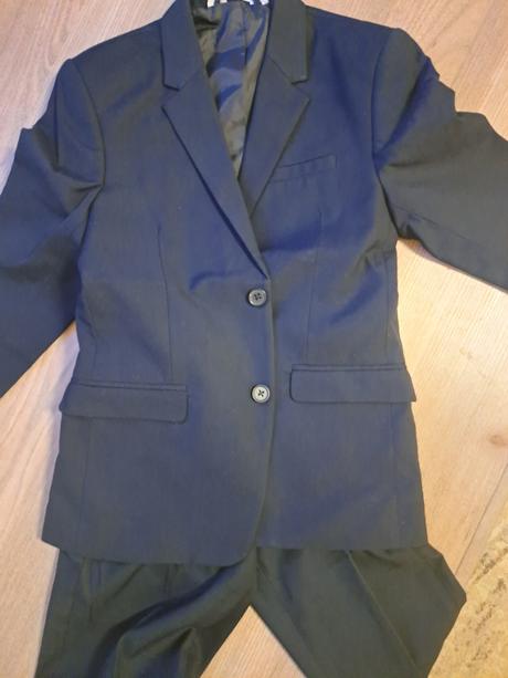 Tmavomodrý oblek, 140