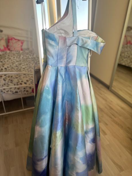 Nove farebne spoločenske večerne šaty, xs