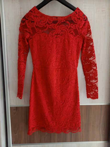 Červene čipkovane šaty, s