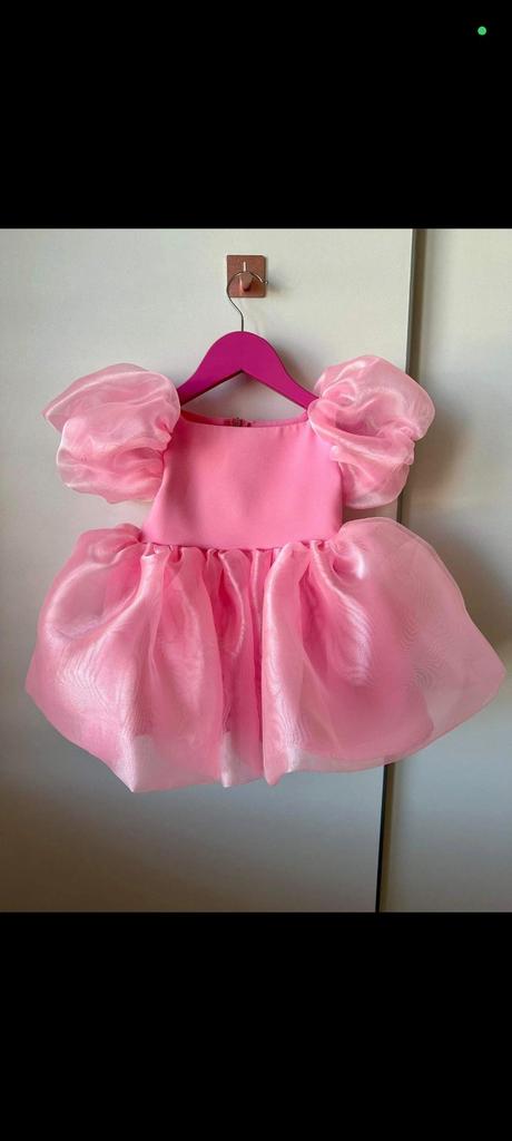 Krásne šaty vhodné na oslavu, 80