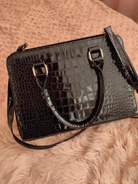 Luxusná lesklá kabelka stredne veľká,