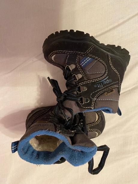 Šedočierne topánky, superfit,19