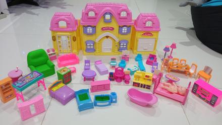 Domček pre bábiky s príslušenstvom,