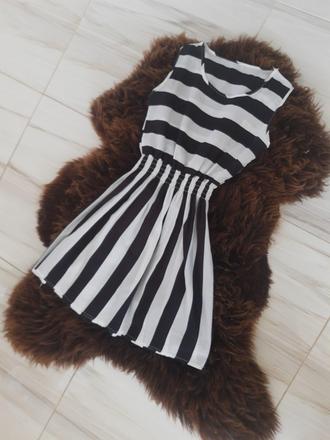 Dámske pásikavé čierno-biele šaty, s