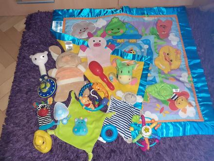 Hracia deka s rôznymi hračkami, 