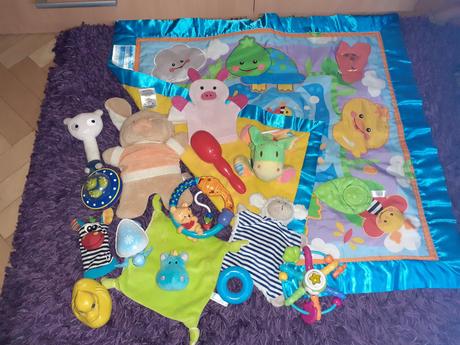Hracia deka s rôznymi hračkami,