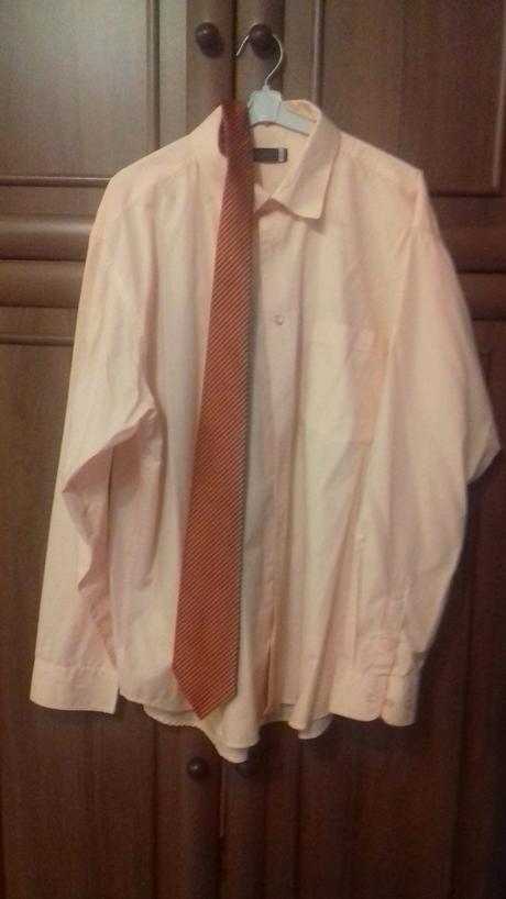 Oranžova košela s kravatou, 45