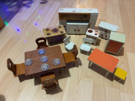 Starý nábytok pre bábiky, 