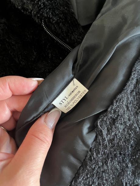 Týlová čierna vesta (kožušina + koženkový detail), m