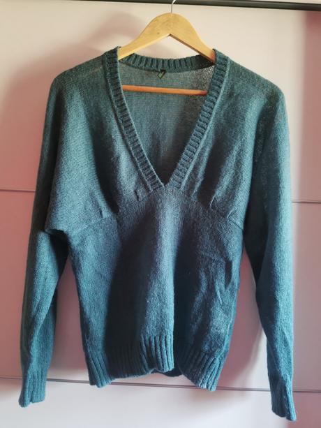 Svetrík s hlbokým výstrihom, benetton,l