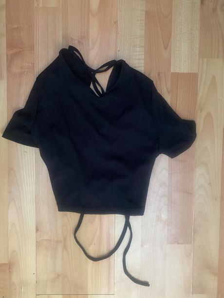 Crop top s holým chrbtom novy, m