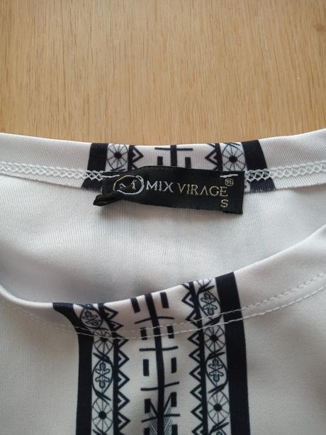 Elastické vzorované šaty, s