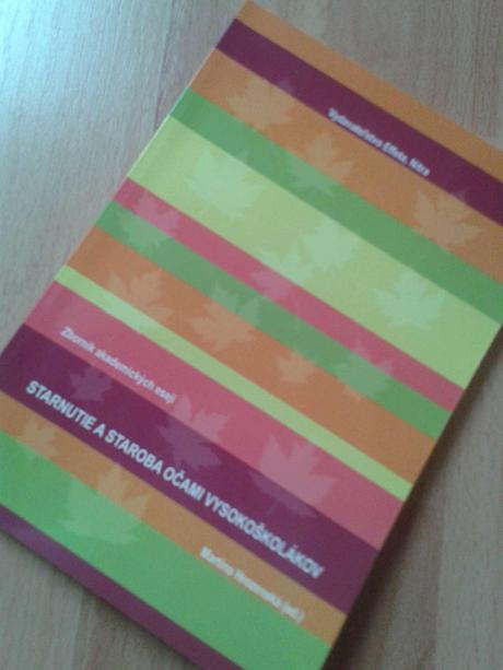 Staroba a starnutie očami vysokoškolákov,