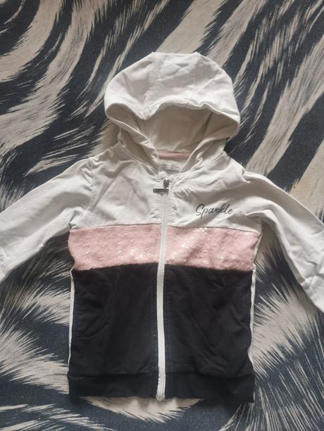 Mikina s kapucnou, 110