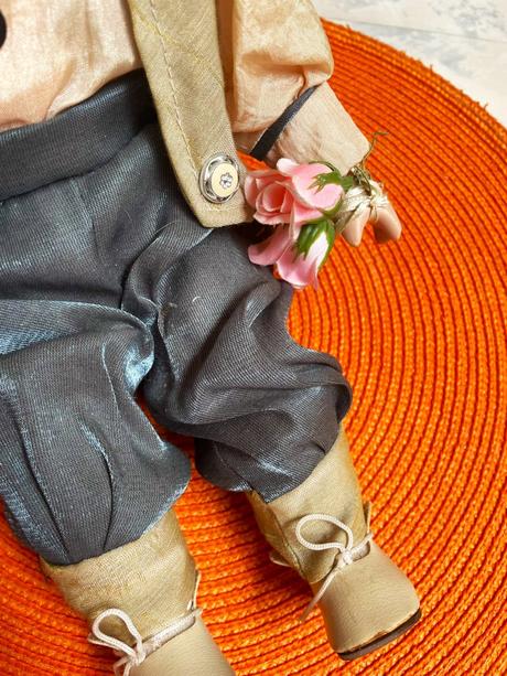 Starožitnosť - porcelánový chlapček, 