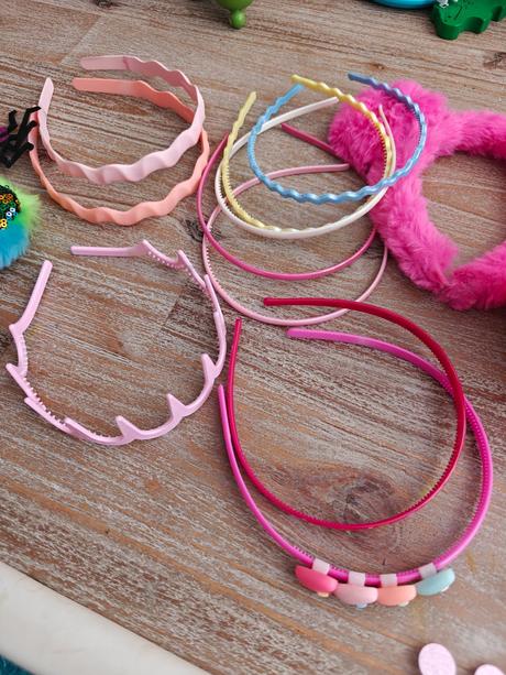 Dievčenské čelenky 19 kusov + batoh,