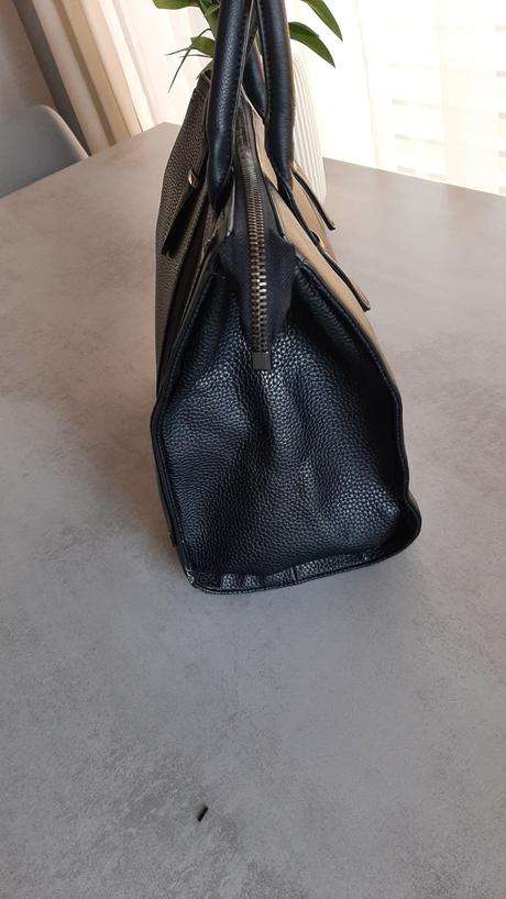 Čierna nadčasová kabela,