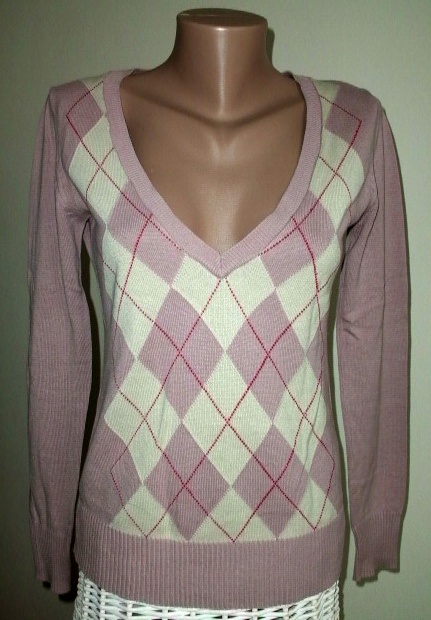 Trendy kosoštvorcový svetrík vo veľ. s-m, s