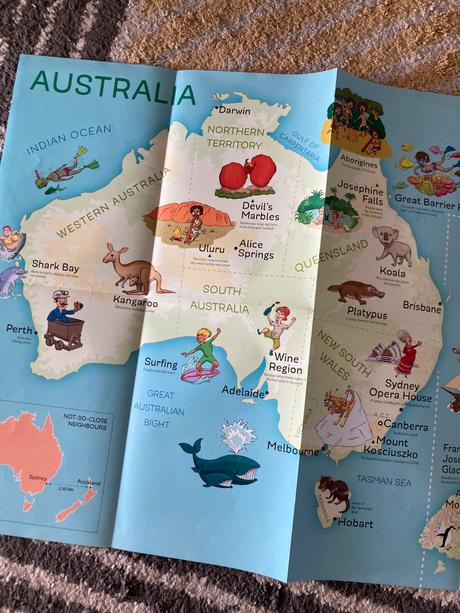 Mix anglických časopisov a mapa, 