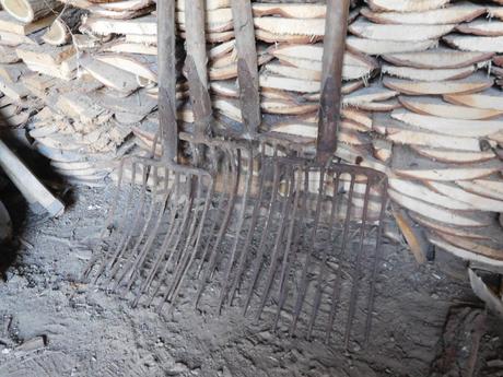 Staré náradie vidly s drevenou rukoveťou,,