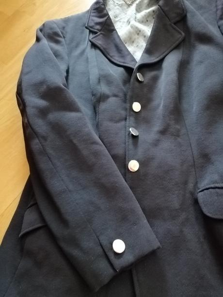 Čierne sako, 40