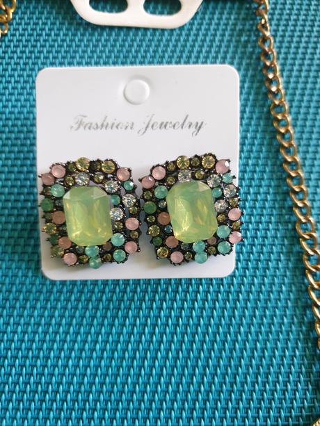 Nahrdelnik s nausnicami, 