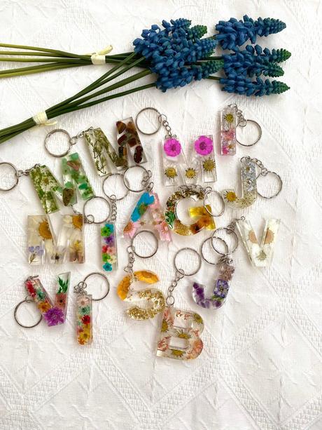 Ručne vyrobené živicové kľúčenky, 