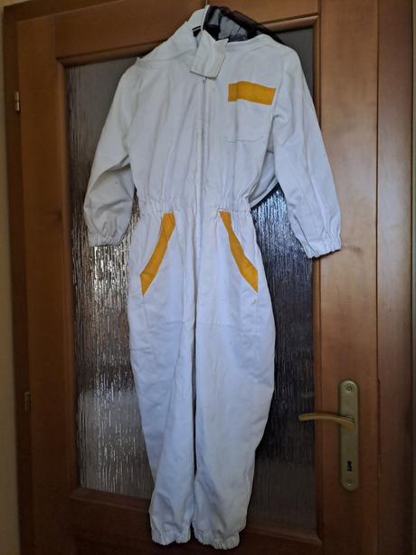 Kombinéza ku včelám, 122