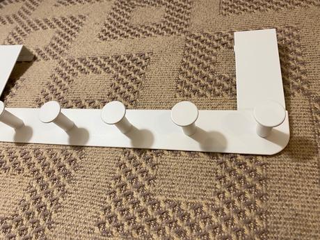 Krásny biely vešiak na dvere,