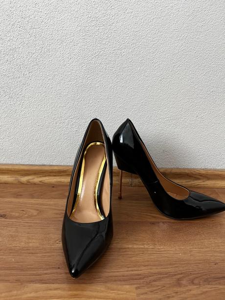 Čierne lodičky, 38