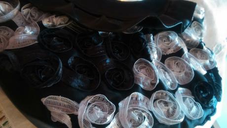 Čierno-biela kabelka kvetinková, 