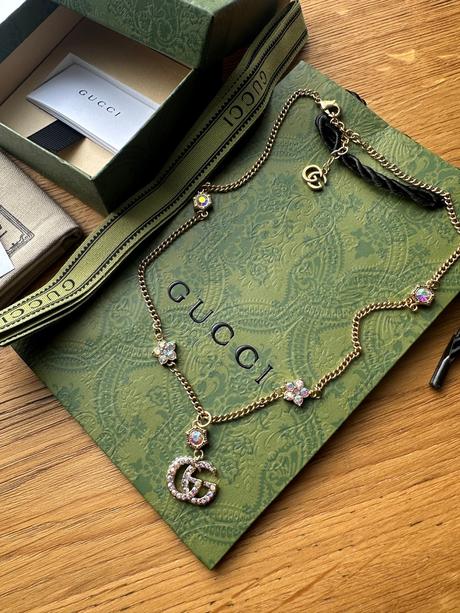 Krásny nový náhrdelník gucci s odleskami, gucci