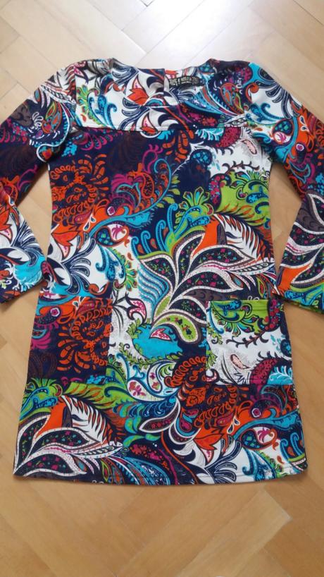 Farebna tunika, s