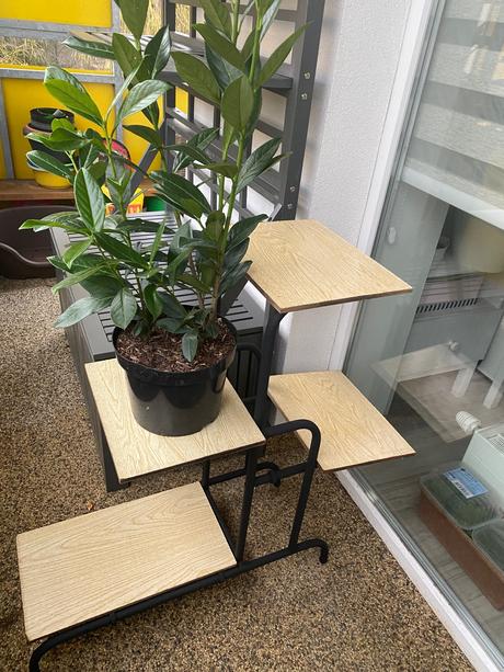 Starý retro dizajnový podstavec stojan na kvety,