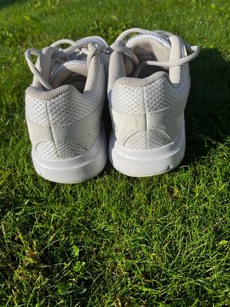 Buď kráľovná bielych tenisiek, adidas,37