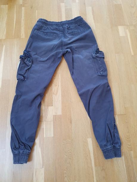 Kapsačové nohavice, chapter young,164