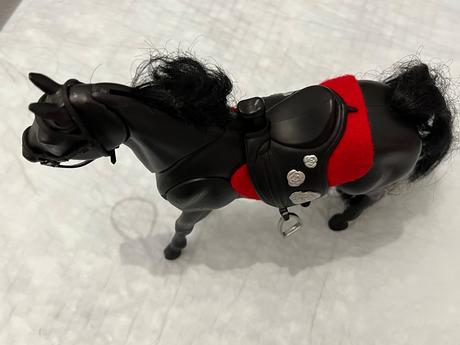 Čierny koník s jokejkou zn. teddies, 