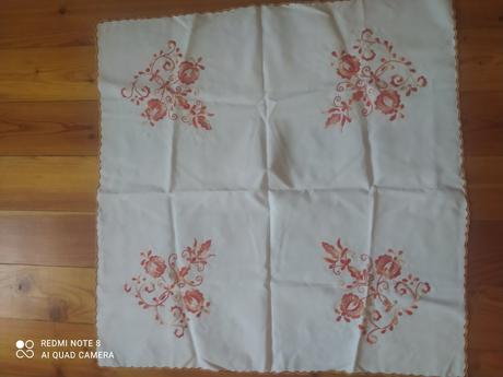 Vyšivaný obrus 90x90 - 30 eur,