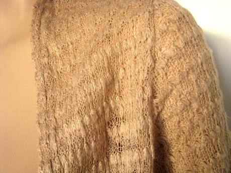 Béžovoružový svetrík,