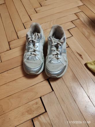 Tenisky, 32
