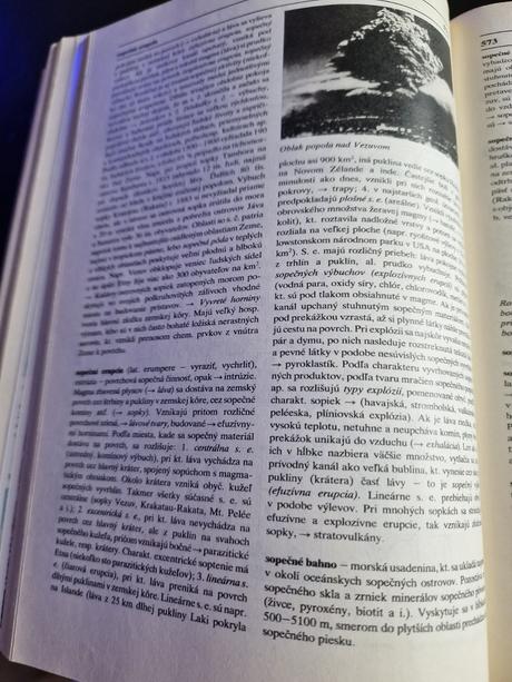 Predám knihu encyklopedia zeme z roku 1995. 717 s,