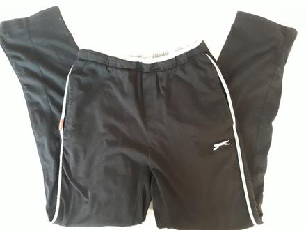Čierne tepláky zn. slazenger, 9-10 rokov, 146