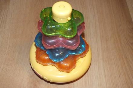 Svetelno vukova pyramida fisher price,