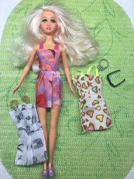 Šaty pre barbie a doplnky, 
